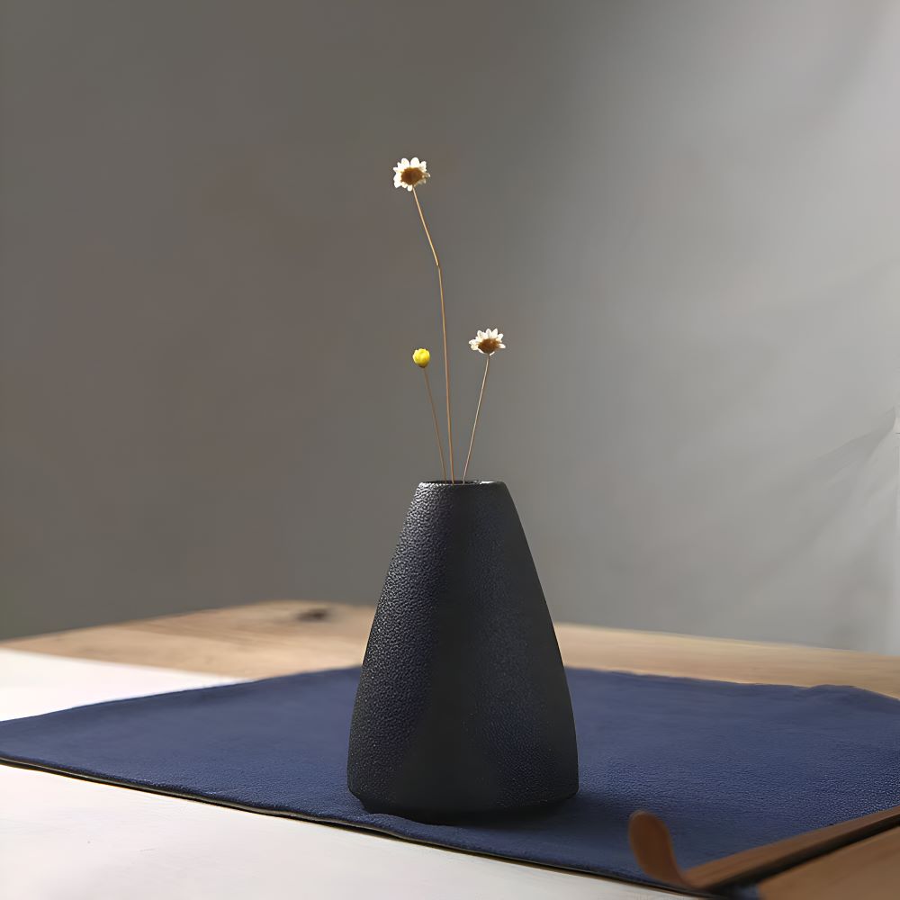 NordicForm Vas – Stilren Keramikvas med Textur