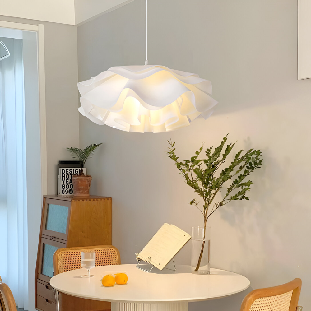 Floria Taklampa – Elegant Lampa med Blombladsliknande Form