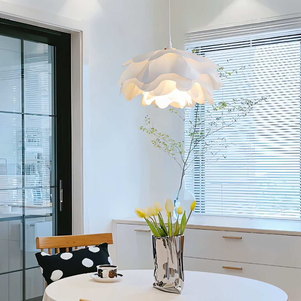 Floria Taklampa – Elegant Lampa med Blombladsliknande Form