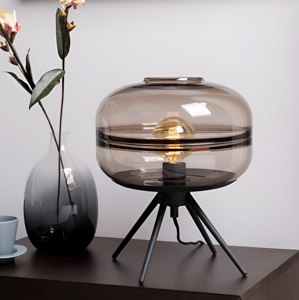 LumiBase – Stabil Bordslampa med Glaskupa