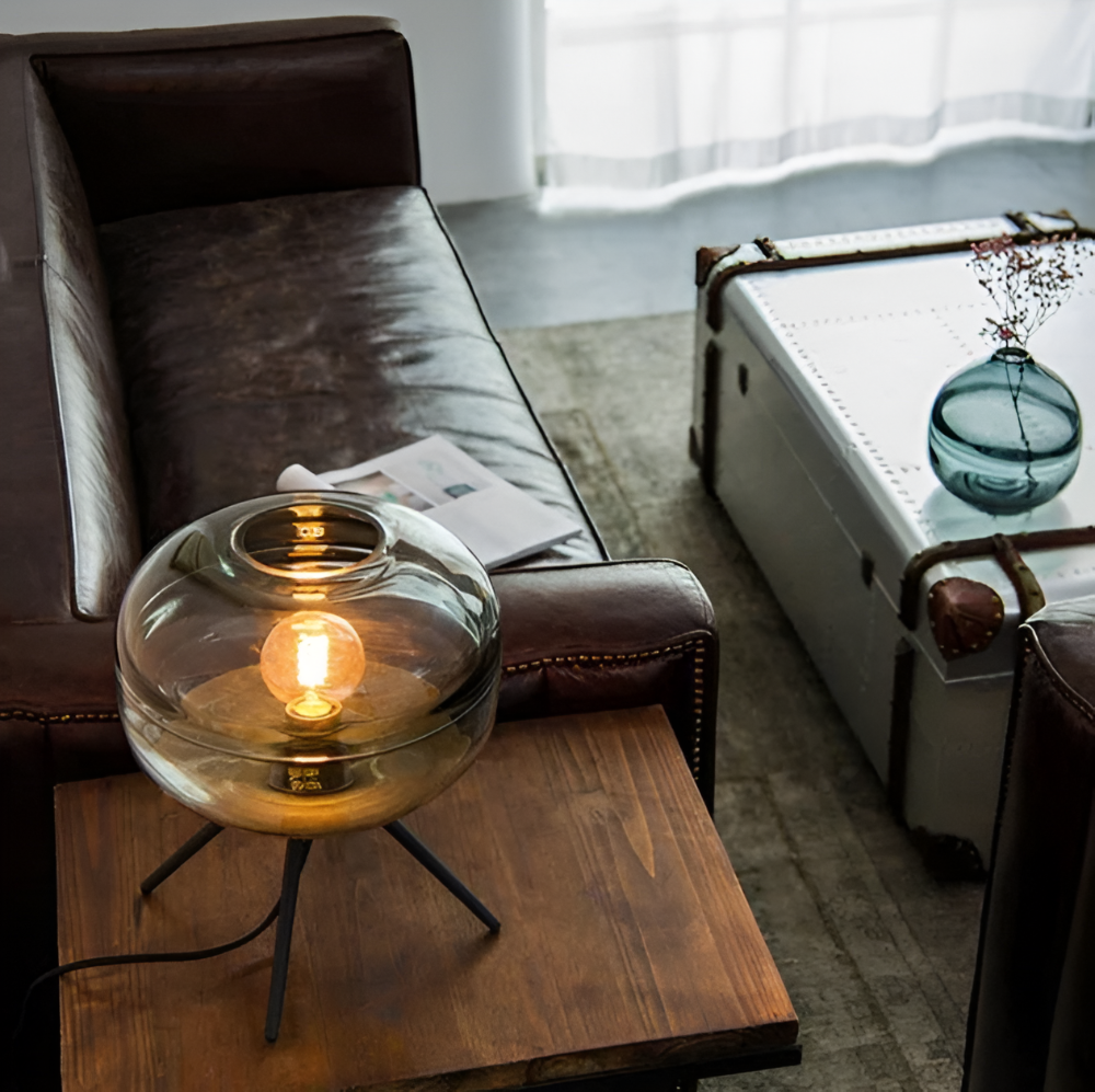 LumiBase – Stabil Bordslampa med Glaskupa