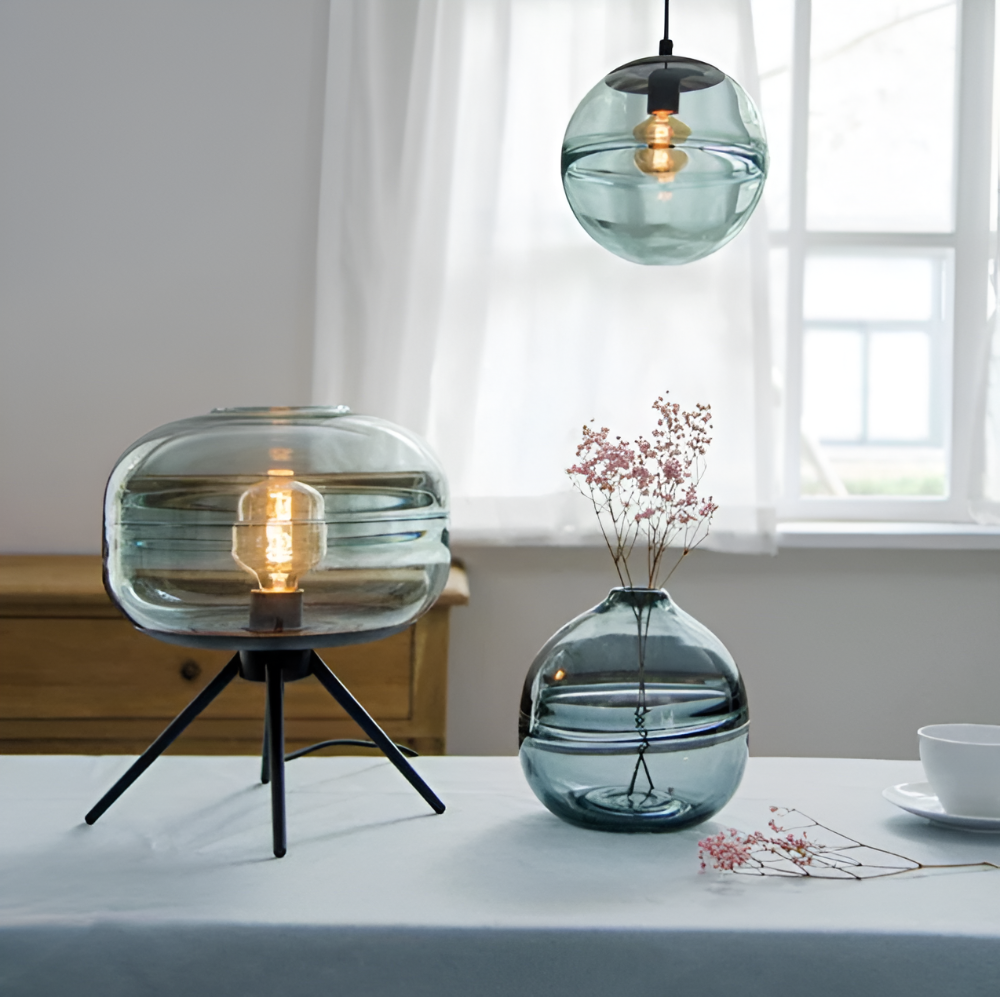 LumiBase – Stabil Bordslampa med Glaskupa