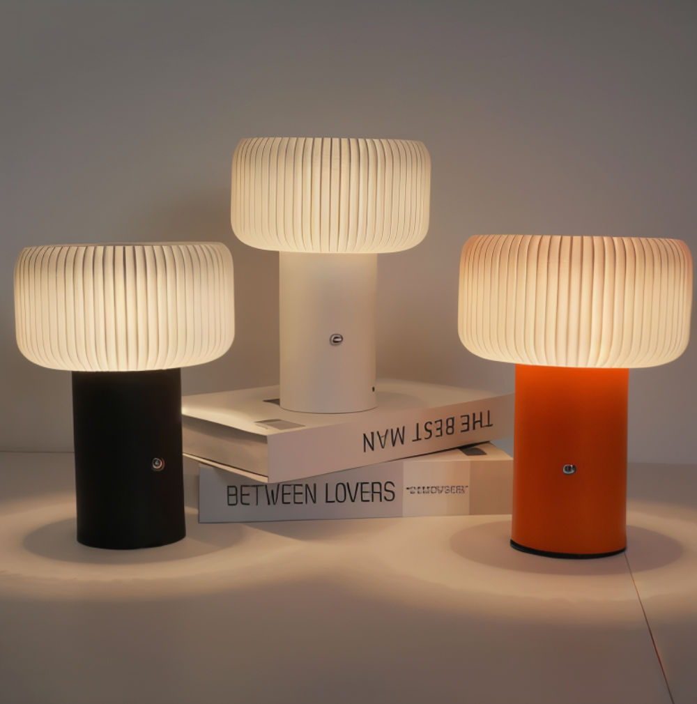 NordicGlow Bordslampa – Elegant Ribbad Lampa i Svampform