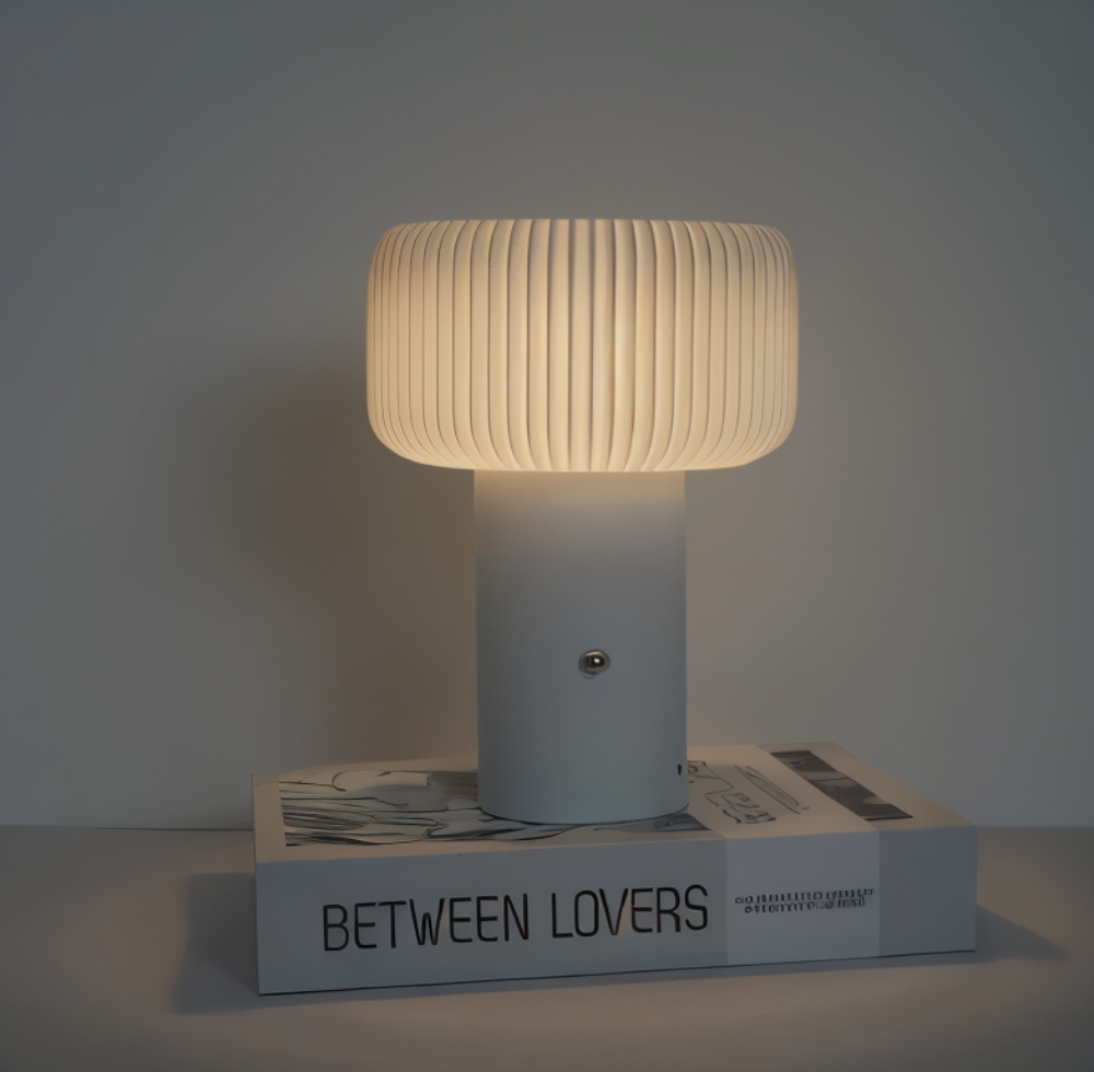 NordicGlow Bordslampa – Elegant Ribbad Lampa i Svampform