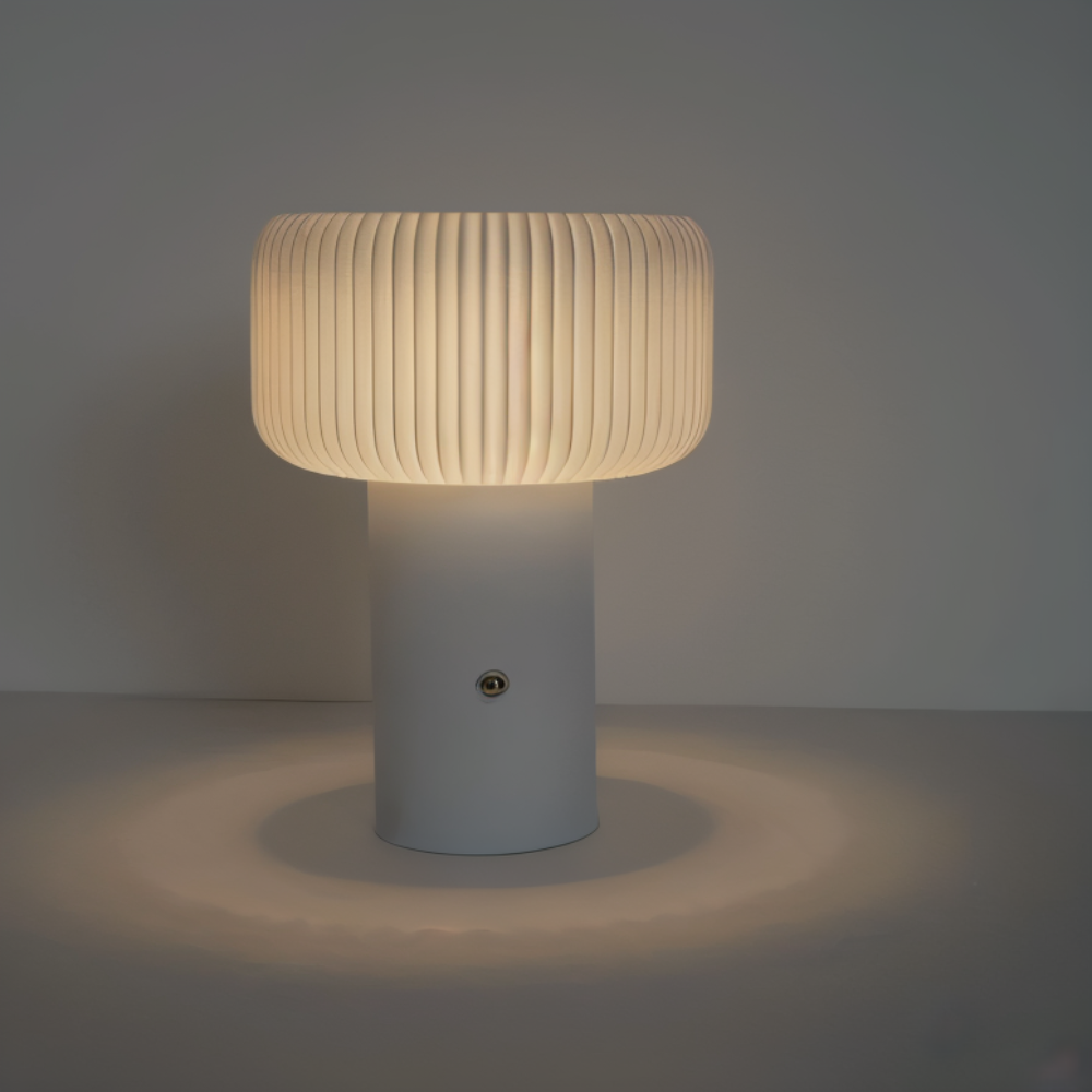 NordicGlow Bordslampa – Elegant Ribbad Lampa i Svampform