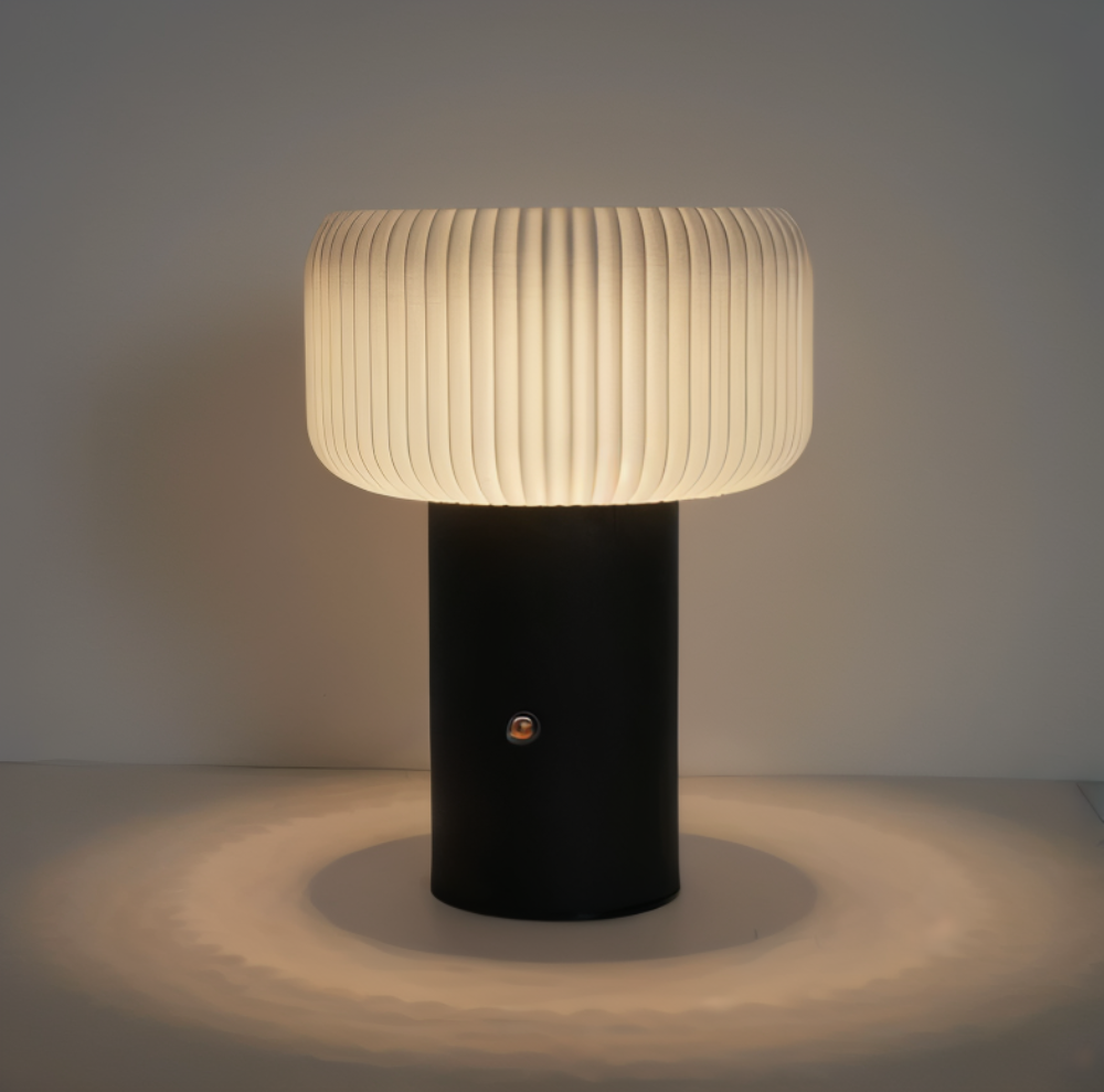 NordicGlow Bordslampa – Elegant Ribbad Lampa i Svampform