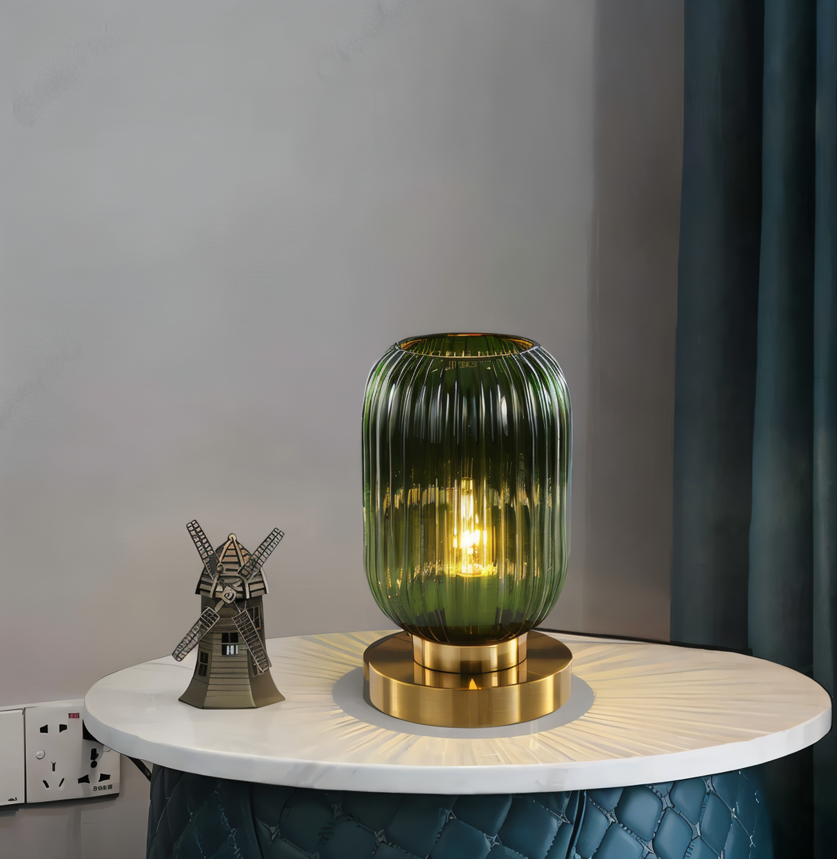 LumoRib – Elegant Bordslampa med Ribbade Glasdetaljer