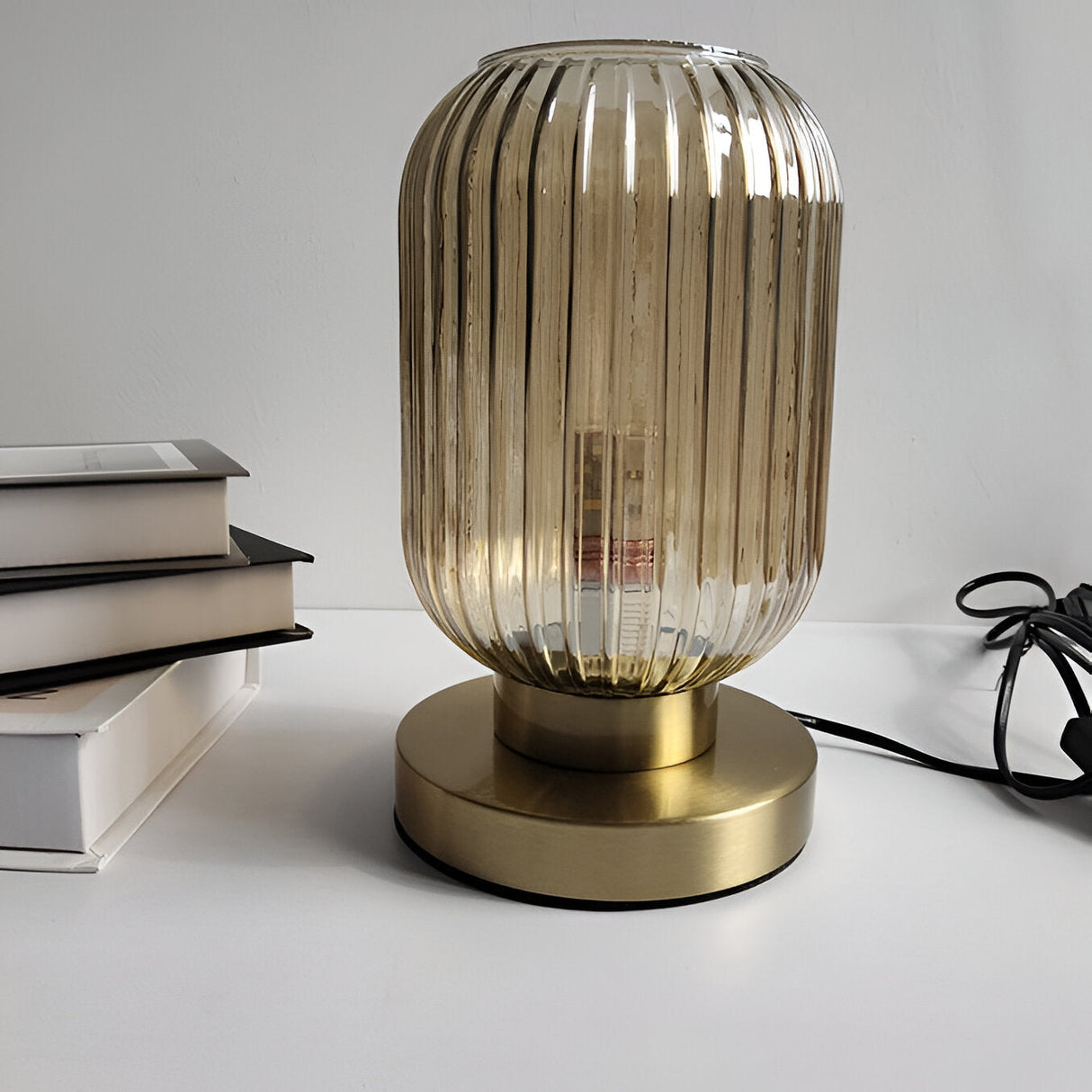 LumoRib – Elegant Bordslampa med Ribbade Glasdetaljer