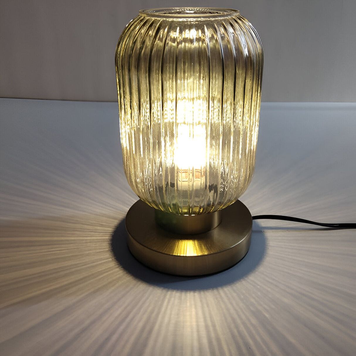 LumoRib – Elegant Bordslampa med Ribbade Glasdetaljer