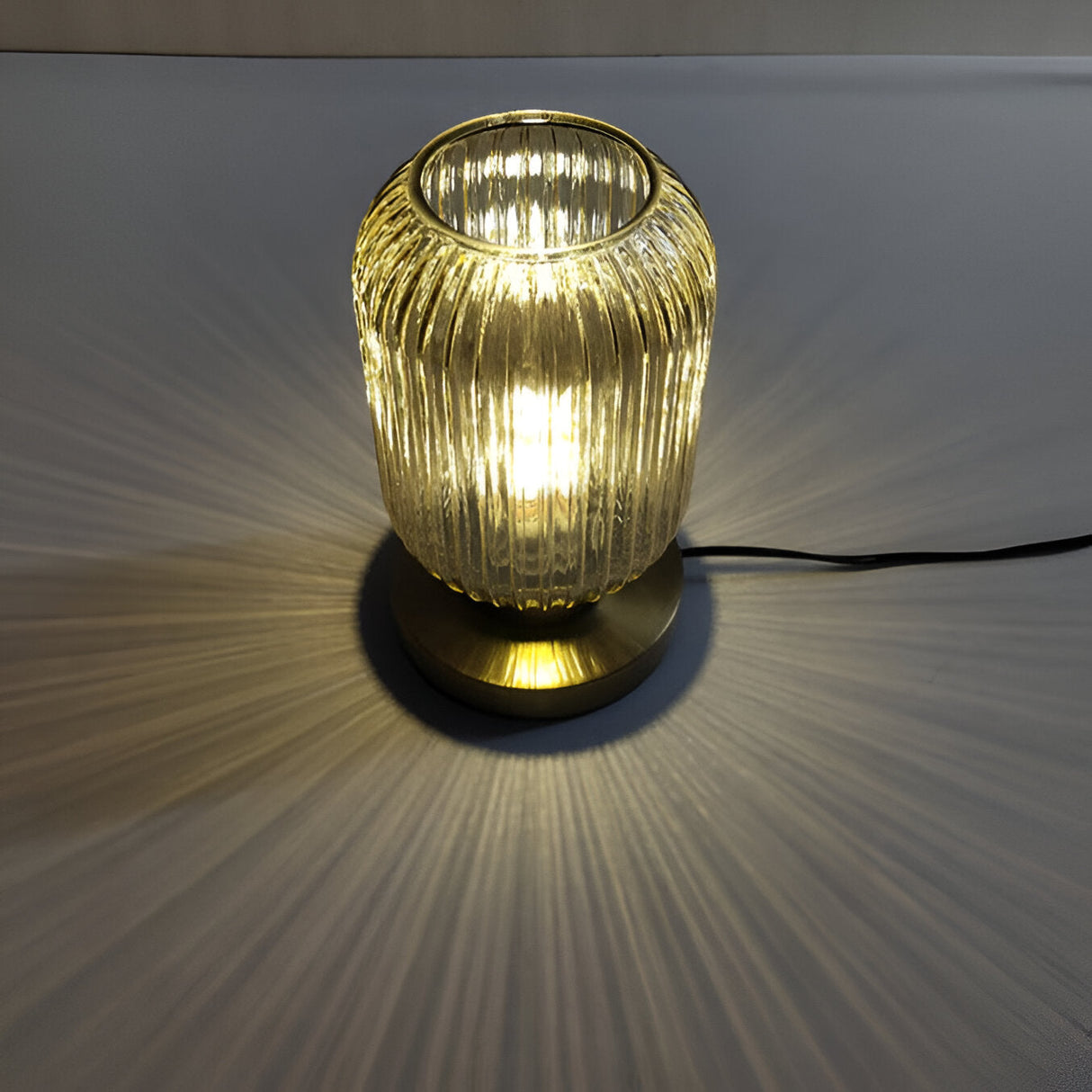 LumoRib – Elegant Bordslampa med Ribbade Glasdetaljer