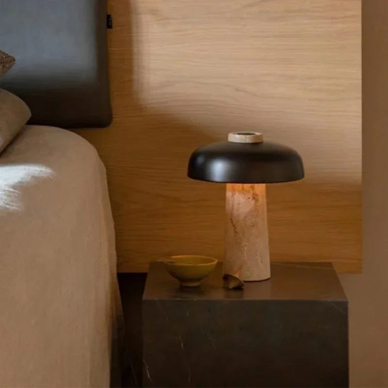 Nordisk Designer Bordslampa – Svampformad Lampa i Travertin