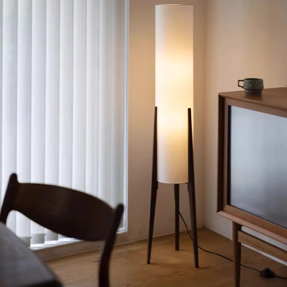 Retro Golvlampa i Massivt Trä – Vit Tygskärm