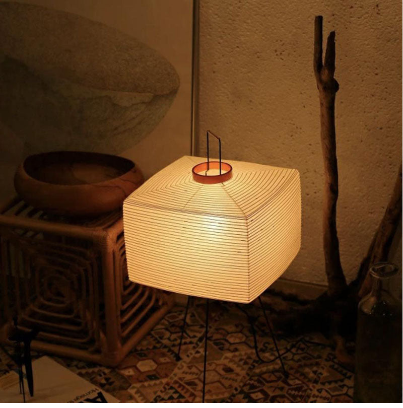 AkariTripod Golvlampa – Japansk Rislampa i Wabi-Sabi Design
