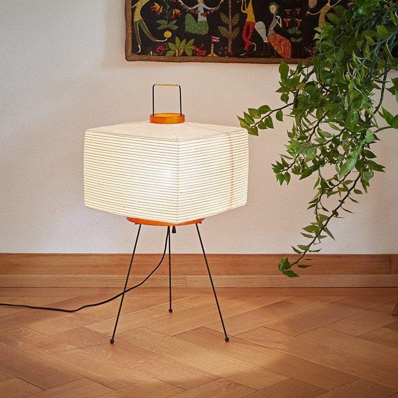 AkariTripod Golvlampa – Japansk Rislampa i Wabi-Sabi Design