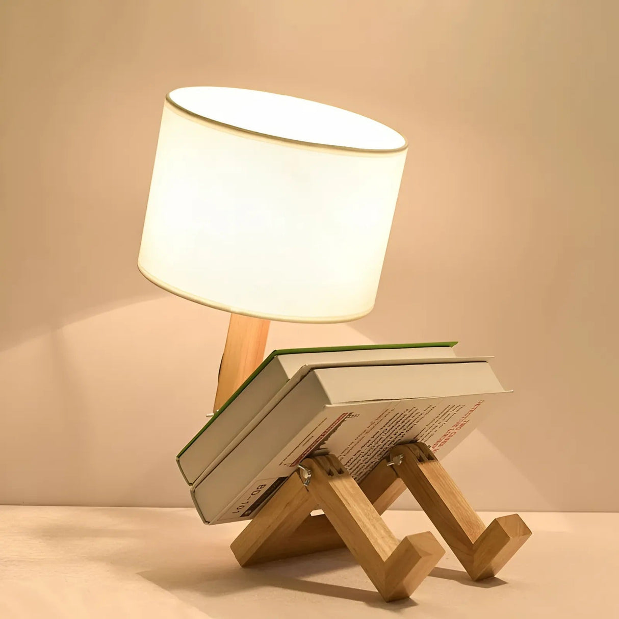 RoboGlow – Justerbar Robotformad Bordslampa i Trä med Tygskärm