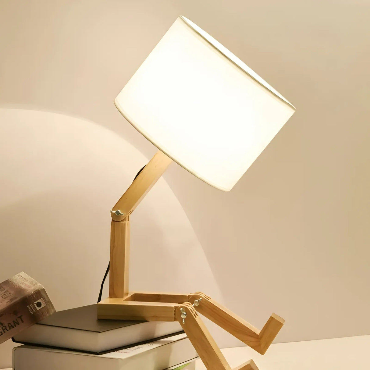 RoboGlow – Justerbar Robotformad Bordslampa i Trä med Tygskärm