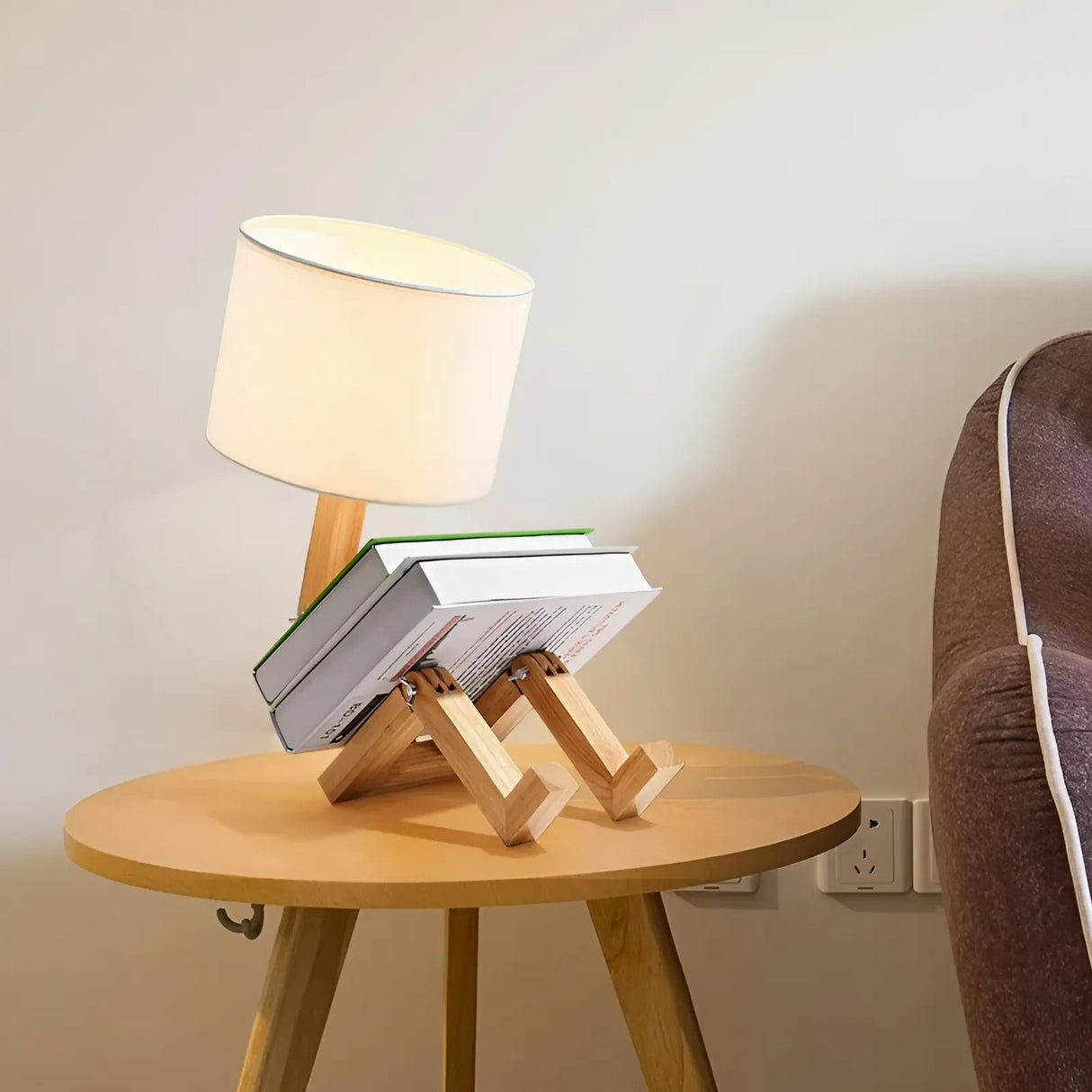RoboGlow – Justerbar Robotformad Bordslampa i Trä med Tygskärm