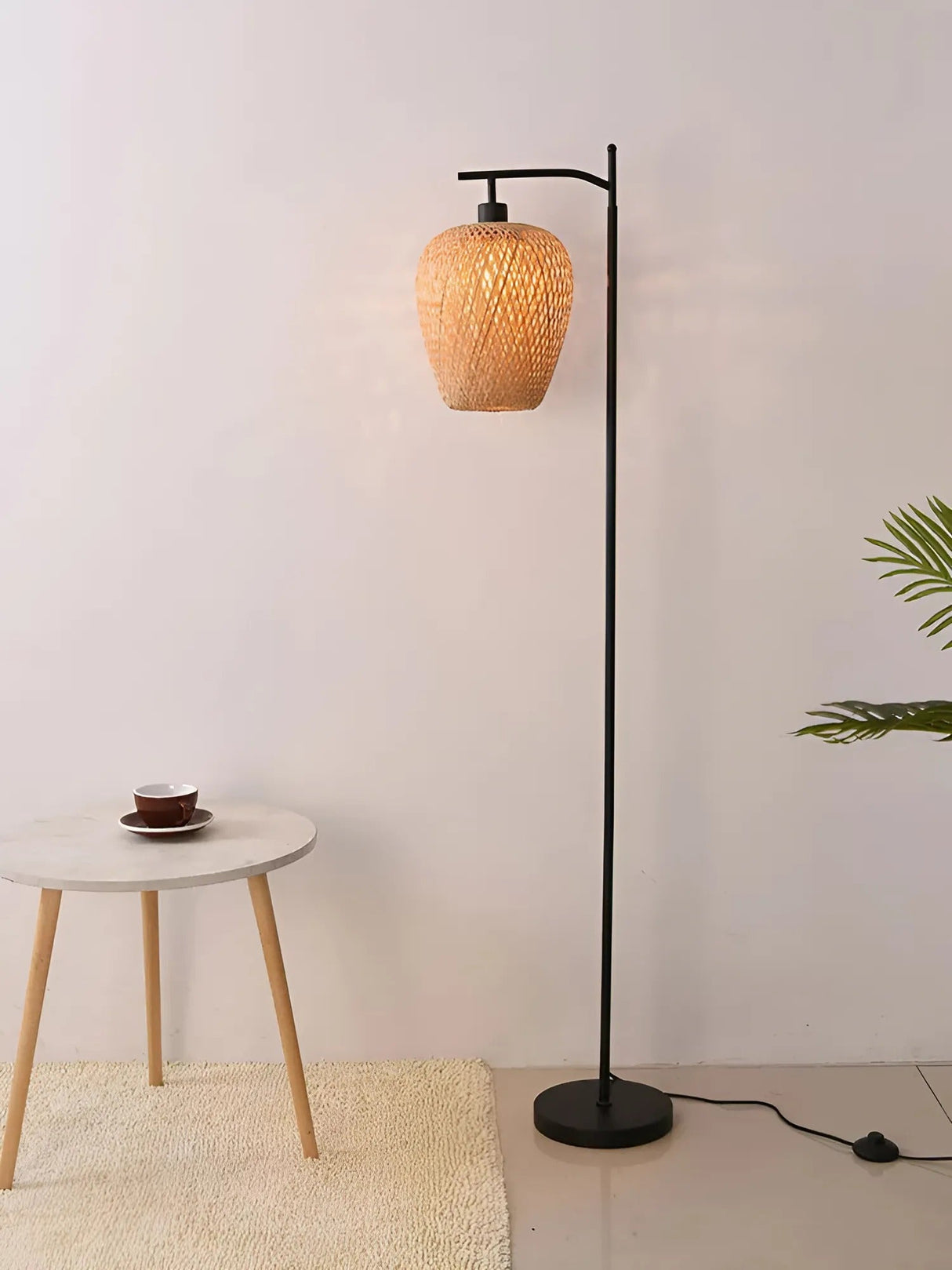CozyWeave – Handgjord Golvlampa i Ratan för Mysig Belysning