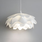 Floria Taklampa – Elegant Lampa med Blombladsliknande Form