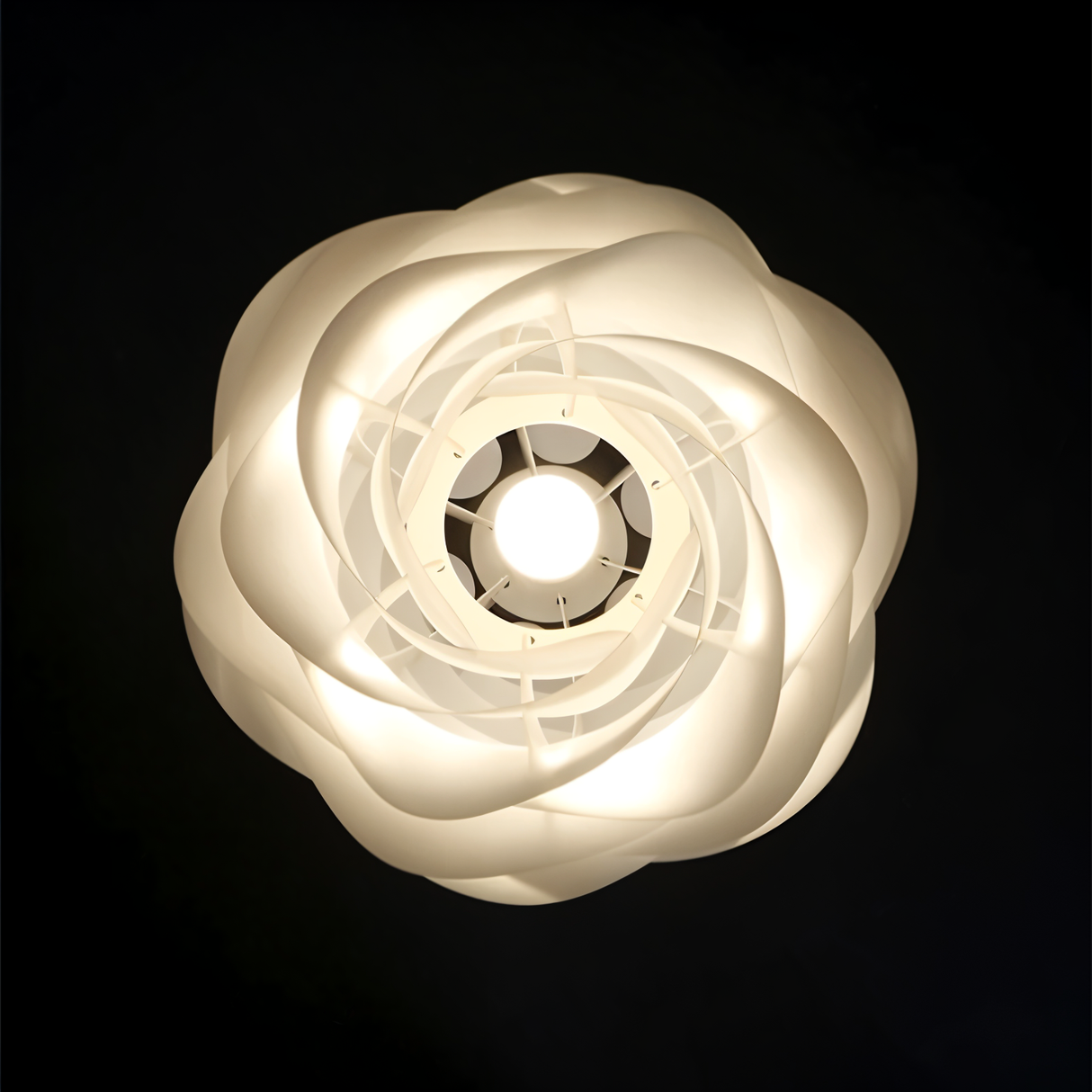 Aurora Taklampa – Stilren PVC Pendel i Blomdesign
