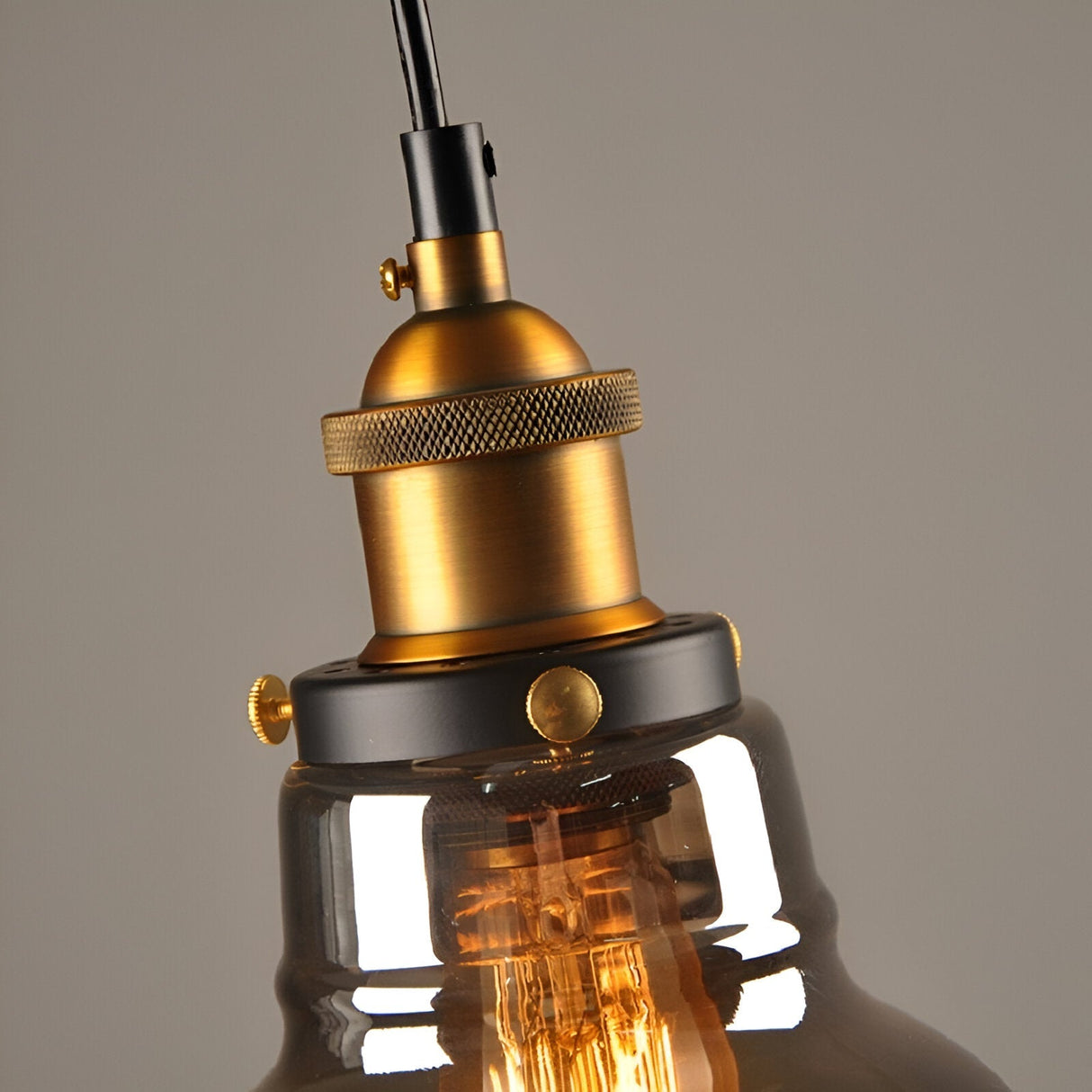 RetroGlow – Industriell Pendellampa i Rökt Glas och Metall