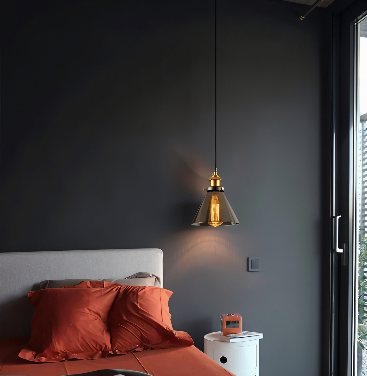 RetroGlow – Industriell Pendellampa i Rökt Glas och Metall