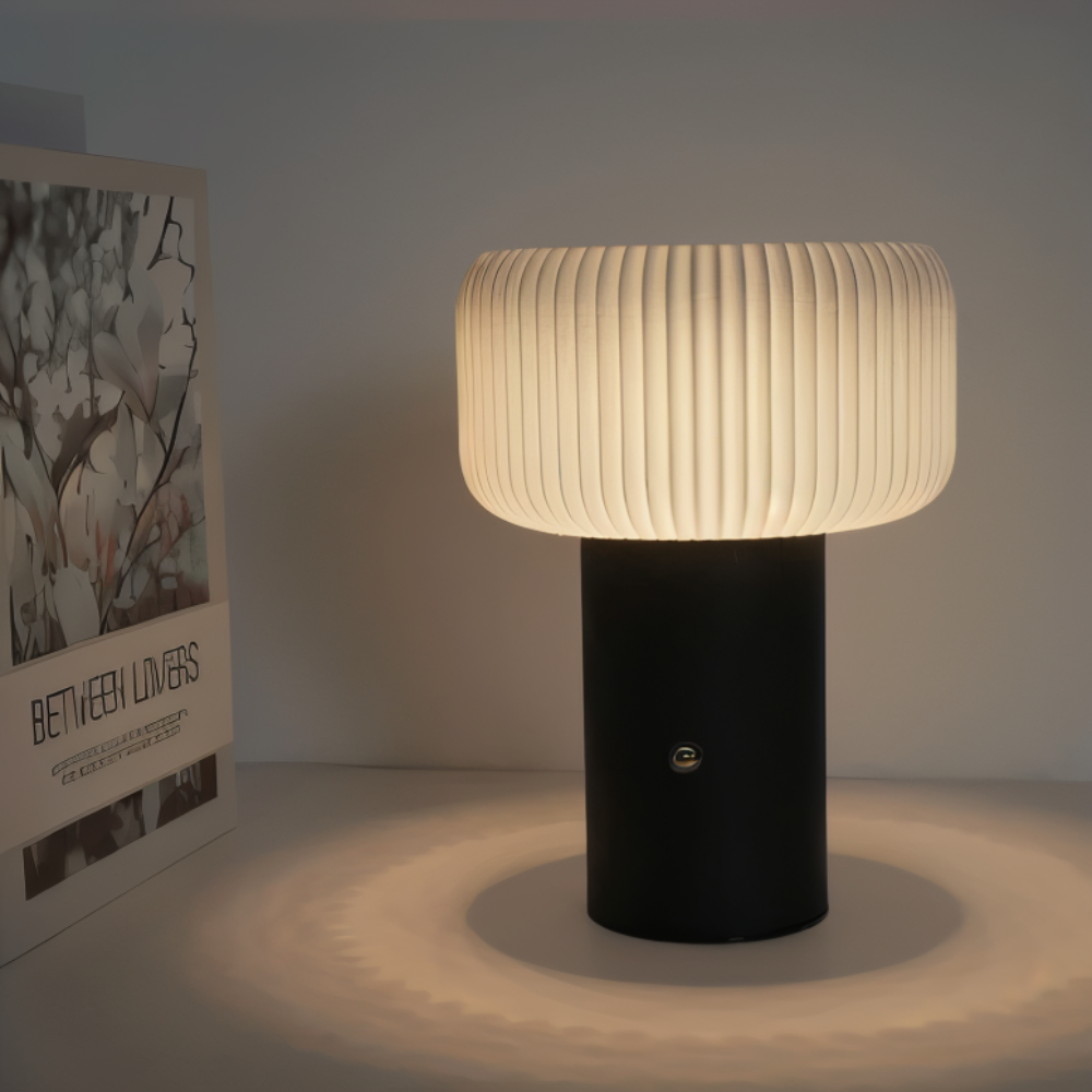 NordicGlow Bordslampa – Elegant Ribbad Lampa i Svampform