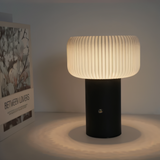 NordicGlow Bordslampa – Elegant Ribbad Lampa i Svampform