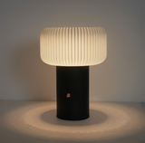 NordicGlow Bordslampa – Elegant Ribbad Lampa i Svampform
