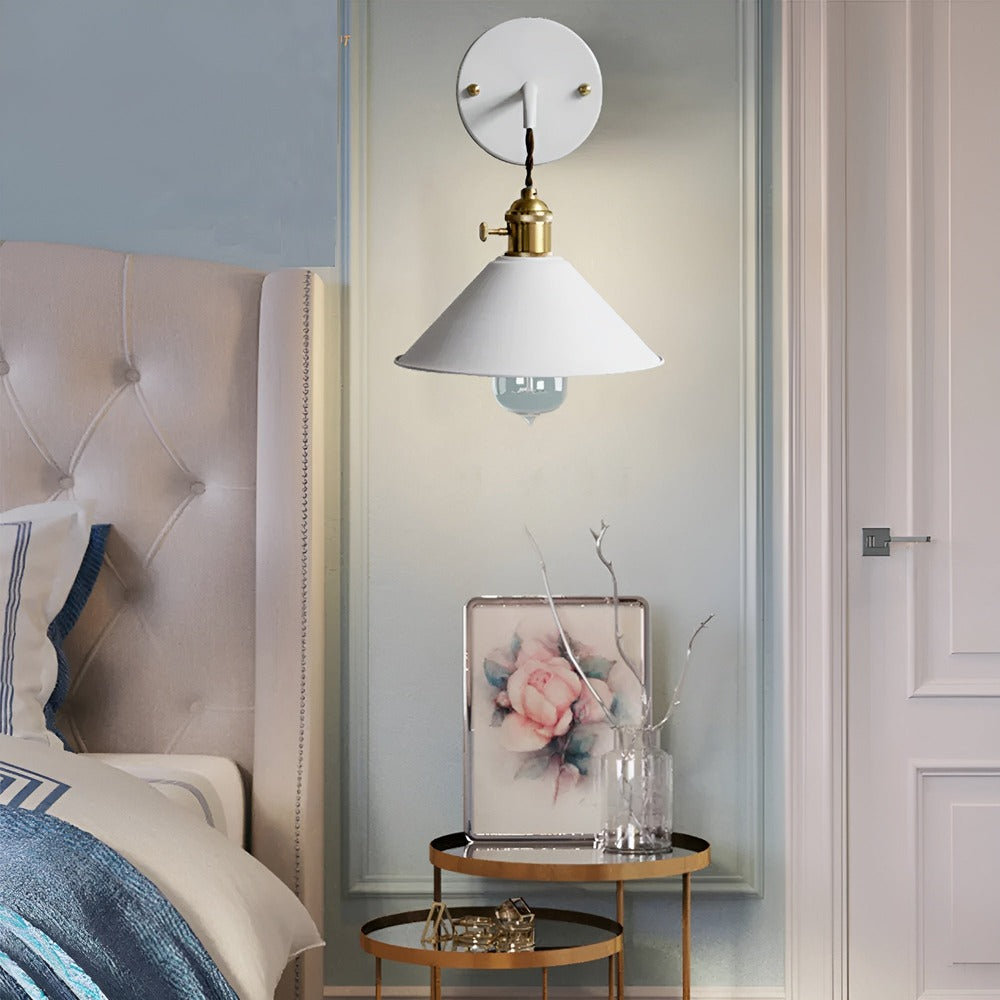 Retro Vägglampa i Metall – Vintageinspirerad Väggbelysning med Konformad Skärm