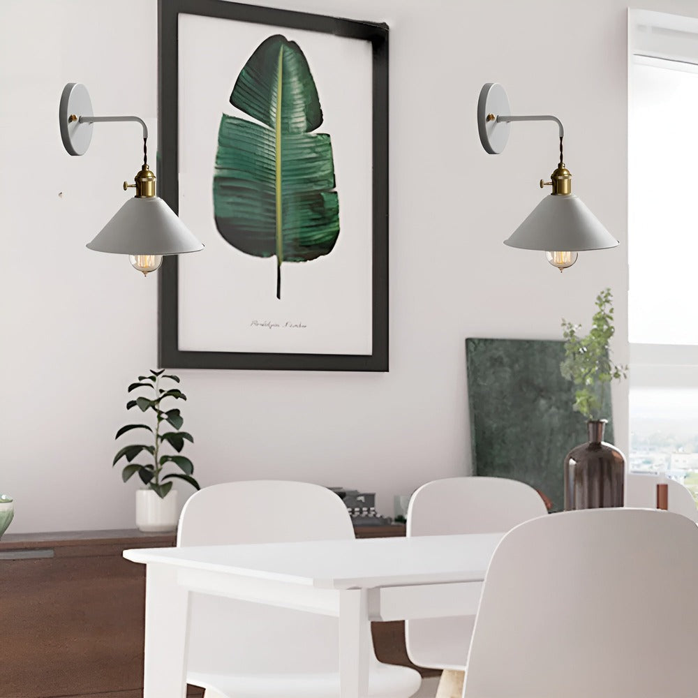 Retro Vägglampa i Metall – Vintageinspirerad Väggbelysning med Konformad Skärm