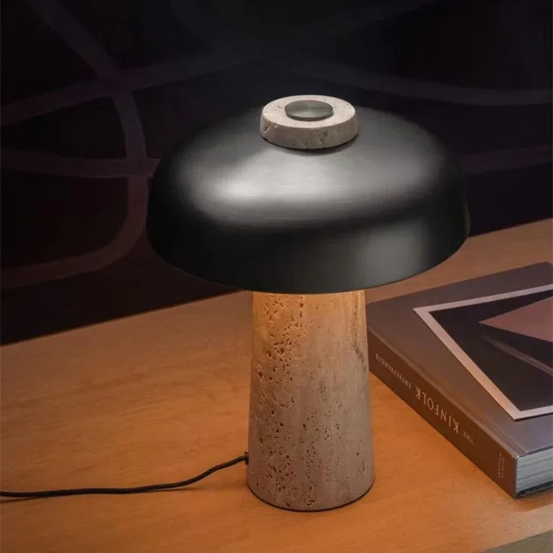 Nordisk Designer Bordslampa – Svampformad Lampa i Travertin