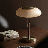 PureGlass Bordslampa – Minimalistisk Vit Glaslampa i Nordisk Design