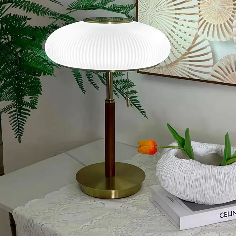 PureGlass Bordslampa – Minimalistisk Vit Glaslampa i Nordisk Design