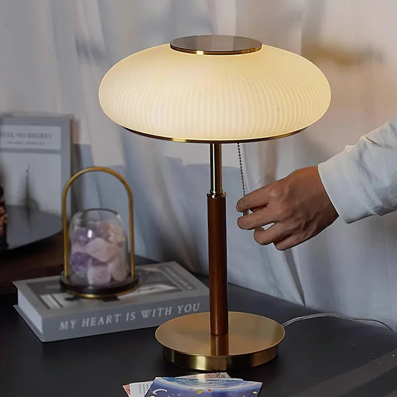 PureGlass Bordslampa – Minimalistisk Vit Glaslampa i Nordisk Design