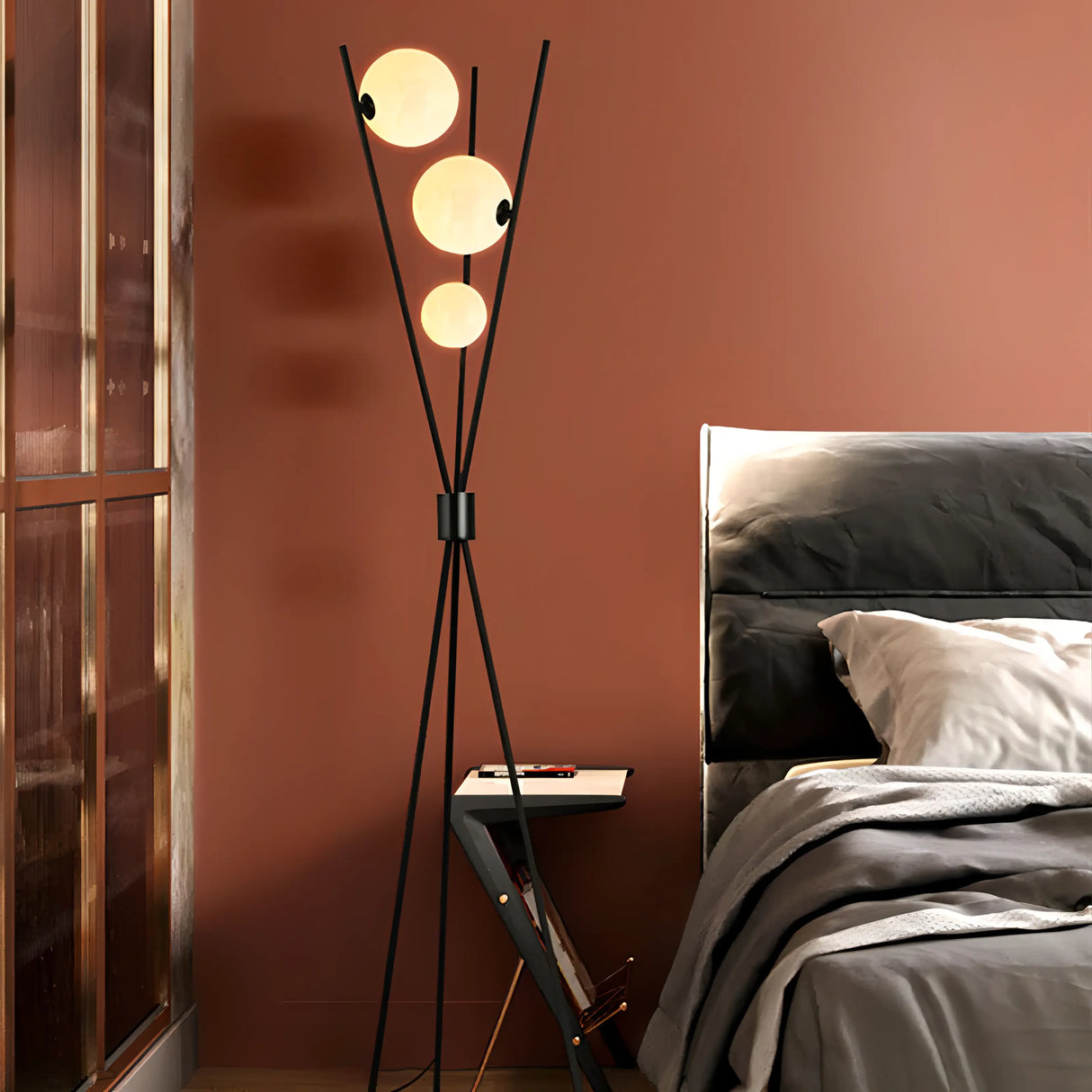 Mila Golvlampa – Stilren Minimalistisk Lampa med Måndesign