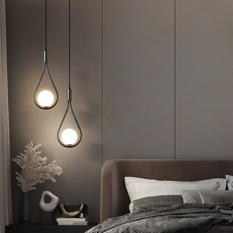 AuroraLux – Hängande Bordslampa i Mässing med Modern Design